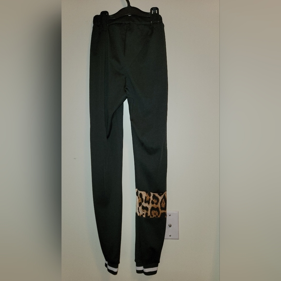 Leopard print pants. Amazon brand xs/s - Picture 2 of 5